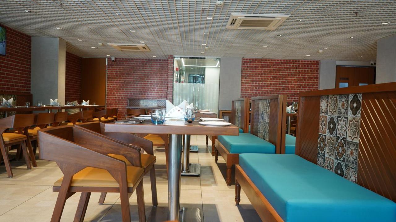Purple Beds By Vits Dwarkesh, Surat Hotel Salabatpura Exterior photo