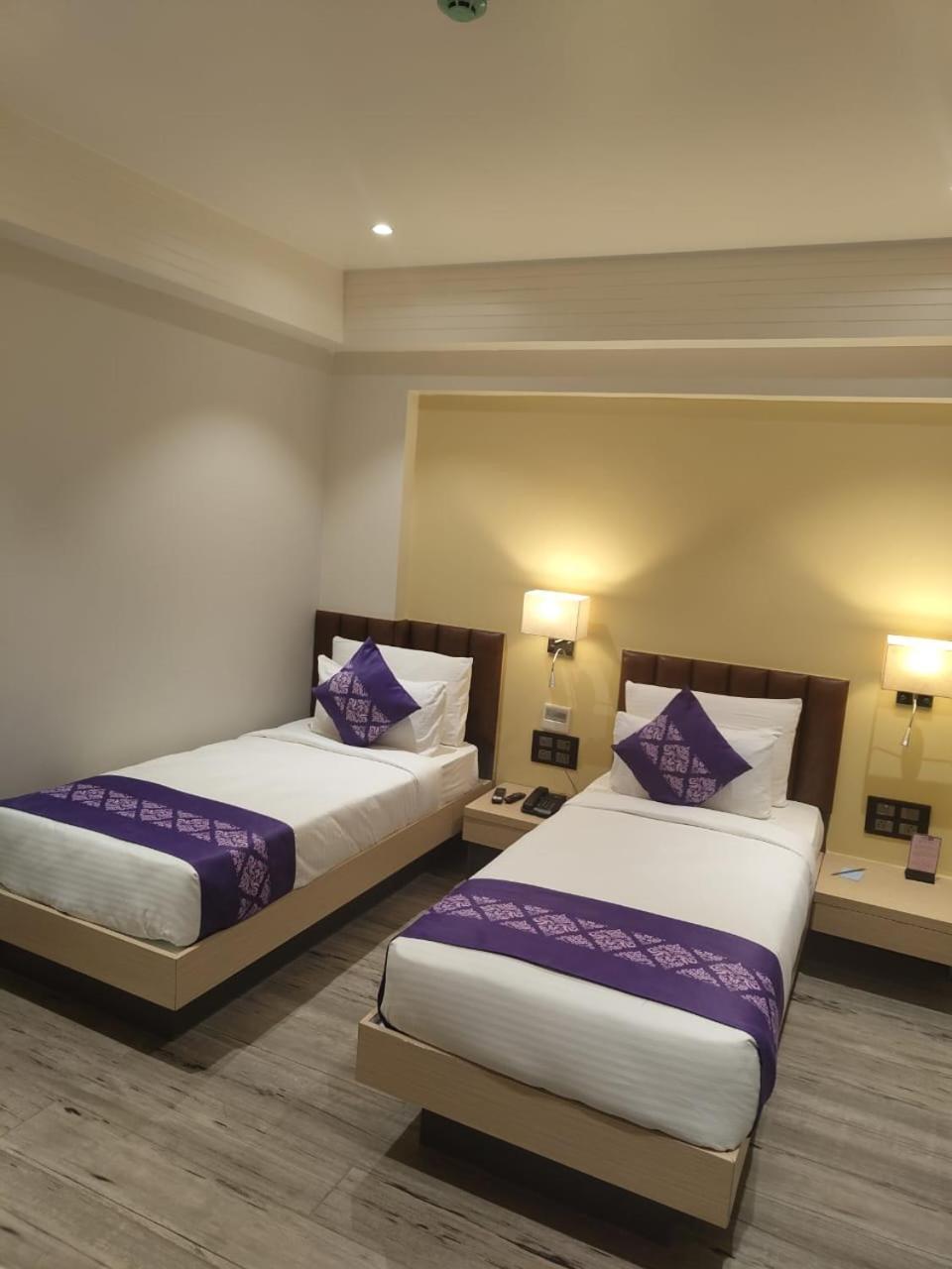 Purple Beds By Vits Dwarkesh, Surat Hotel Salabatpura Exterior photo